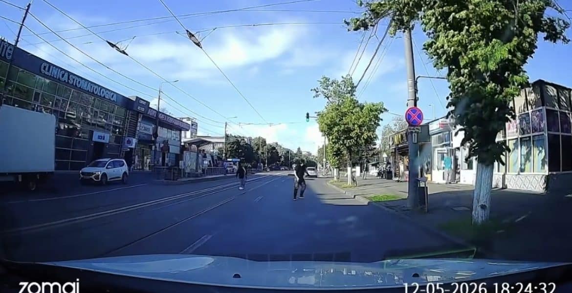 ​ATENȚIE, ȘOFERI! Tentativă de escrocherie pe Șoseaua Nordului din Ploiești: Doi tineri au încercat să însceneze un accident