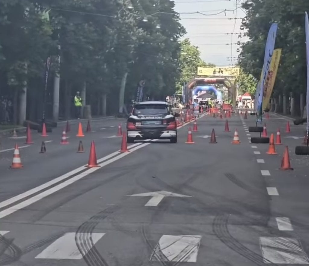 Bravo, Polițeanu! Traseu TCE înființat peste noapte pentru slalom auto la Parcul Vest, în timp ce bătrânii merg kilometri pe jos din cauza scurtării traseului 1!