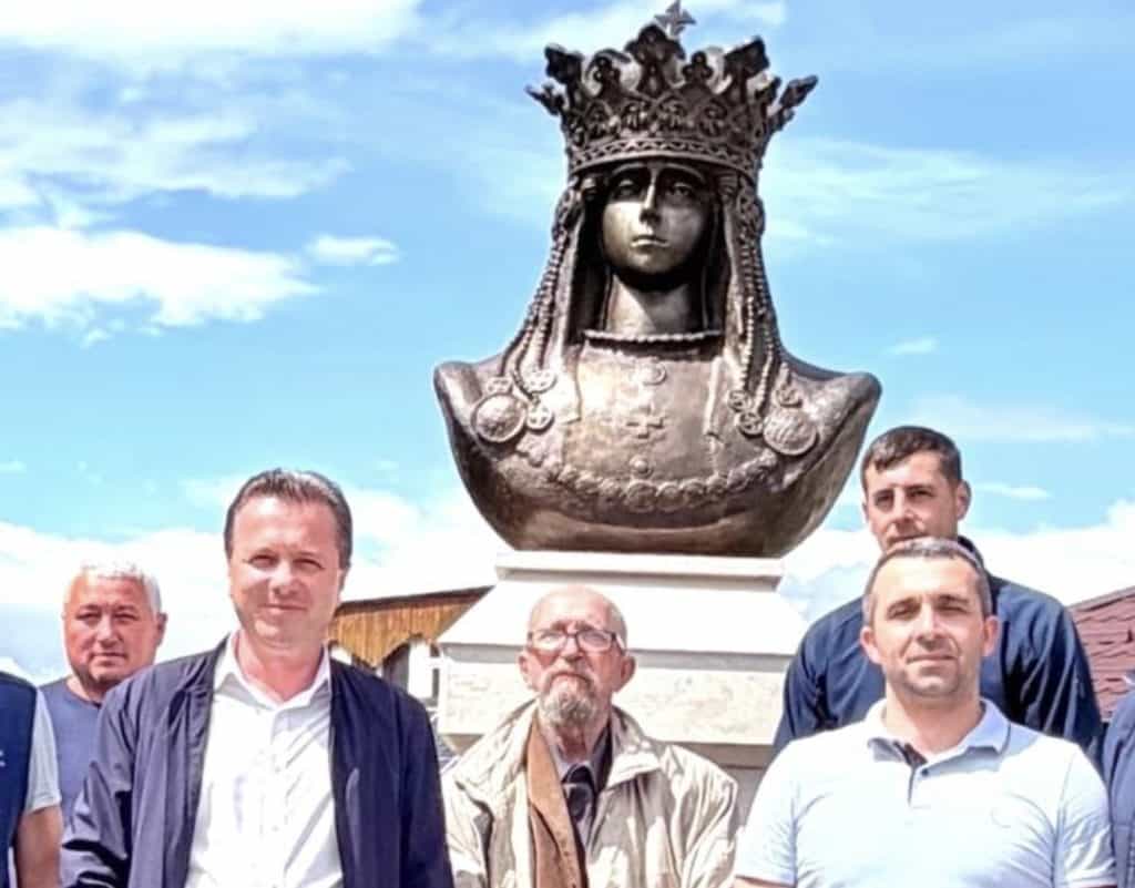 Bust al Reginei Maria realizat la Măneciu cu sprijinul SMV Ploiești