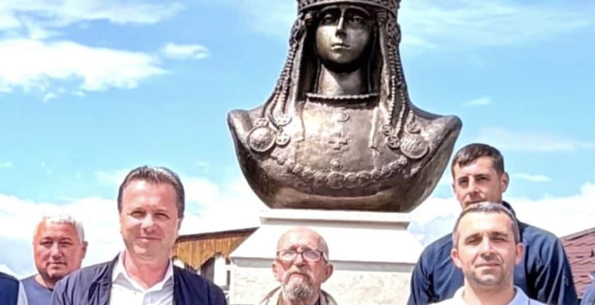 Bust al Reginei Maria realizat la Măneciu cu sprijinul SMV Ploiești