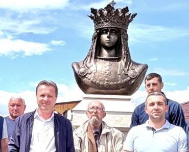 Bust al Reginei Maria realizat la Măneciu cu sprijinul SMV Ploiești