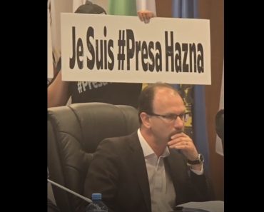 REVOLTĂ ÎN CONSILIUL LOCAL: Protest cu pancarte „Je suis #presa Hazna” în fața primarului Polițeanu! Jurnaliștii și societatea civilă s-au unit împotriva limbajului de mahala și a protejării multinaționalelor REVOLTĂ ÎN CONSILIUL LOCAL: Protest cu pancarte „Je suis #presa Hazna” în fața primarului Polițeanu! Jurnaliștii și societatea civilă s-au unit împotriva limbajului de mahala și a protejării multinaționalelor