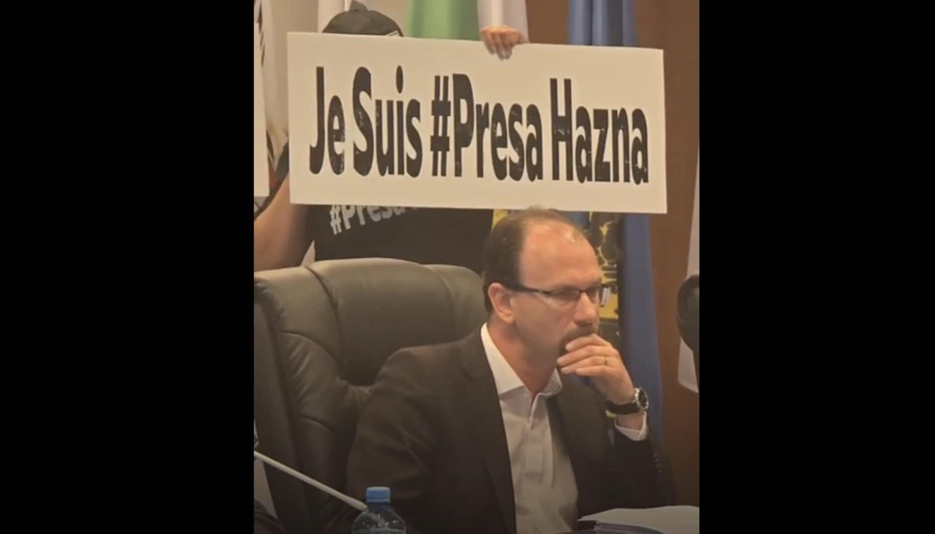 REVOLTĂ ÎN CONSILIUL LOCAL: Protest cu pancarte „Je suis #presa Hazna” în fața primarului Polițeanu! Jurnaliștii și societatea civilă s-au unit împotriva limbajului de mahala și a protejării multinaționalelor REVOLTĂ ÎN CONSILIUL LOCAL: Protest cu pancarte „Je suis #presa Hazna” în fața primarului Polițeanu! Jurnaliștii și societatea civilă s-au unit împotriva limbajului de mahala și a protejării multinaționalelor