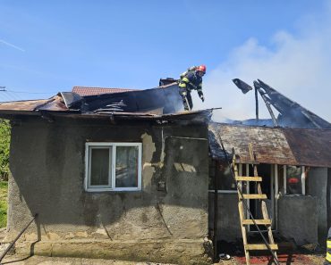 VIDEO: Incendiu la o casă din Podenii Vechi. Acoperișul, distrus de flăcări