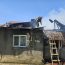 VIDEO: Incendiu la o casă din Podenii Vechi. Acoperișul, distrus de flăcări
