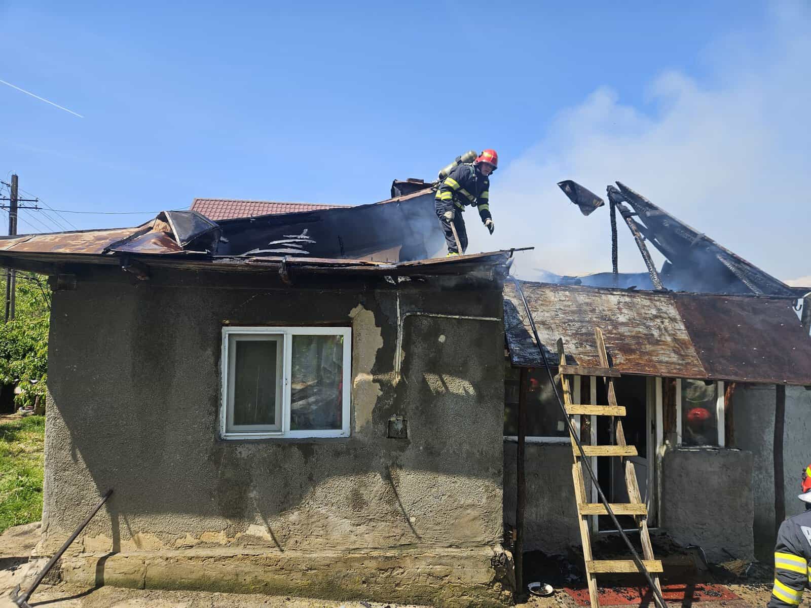 VIDEO: Incendiu la o casă din Podenii Vechi. Acoperișul, distrus de flăcări