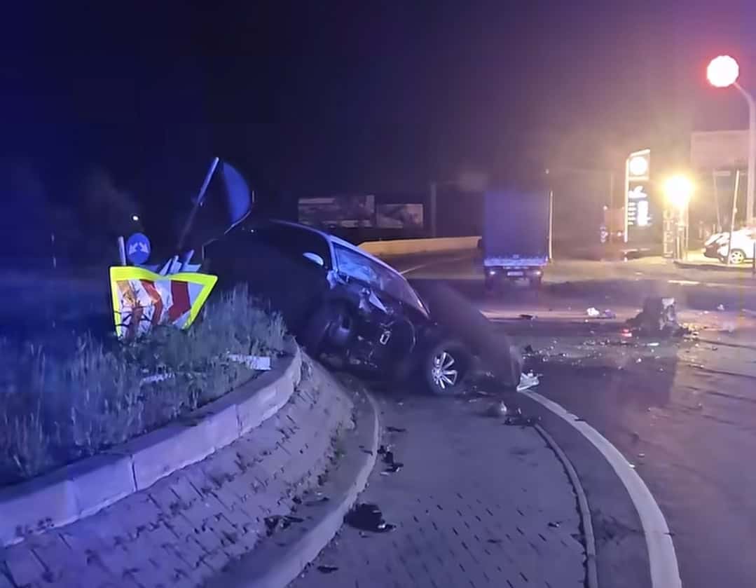 O fi făcut drifturi? Ploieșteanul care s-a înfipt în giratoriul de la Rompetrol (DN 1) era beat criță și avea permisul suspendat