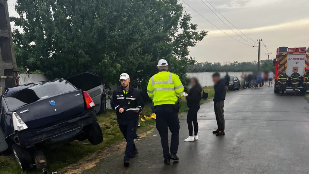FOTO: Imagini de la accidentul mortal din Brazi. Mașina, înfiptă într-un stâlp din beton