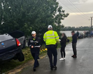 FOTO: Imagini de la accidentul mortal din Brazi. Mașina, înfiptă într-un stâlp din beton