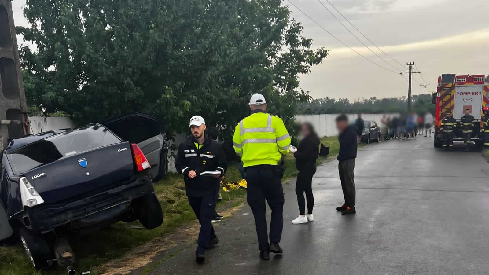 FOTO: Imagini de la accidentul mortal din Brazi. Mașina, înfiptă într-un stâlp din beton FOTO: Imagini de la accidentul mortal din Brazi. Mașina, înfiptă într-un stâlp din beton
