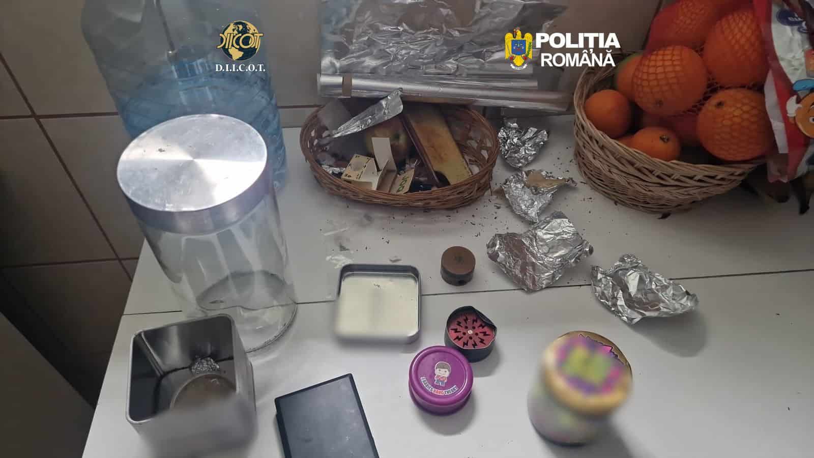 Traficanți de droguri din Prahova prinși de polițiști. Percheziții în Ploiești, Slănic și Dumbrăvești Traficanți de droguri din Prahova prinși de polițiști. Percheziții în Ploiești, Slănic și Dumbrăvești