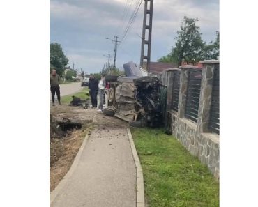 Un tânăr de 18 ani s-a răsturnat cu mașina la Brătășanca Un tânăr de 18 ani s-a răsturnat cu mașina la Brătășanca