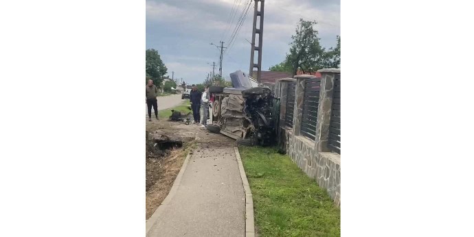 Un tânăr de 18 ani s-a răsturnat cu mașina la Brătășanca Un tânăr de 18 ani s-a răsturnat cu mașina la Brătășanca