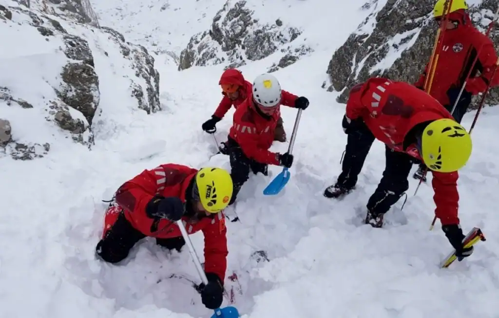 Un bărbat de 35 de ani a murit surprins de avalanșă în Munții Bucegi