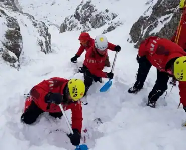 Un bărbat de 35 de ani a murit surprins de avalanșă în Munții Bucegi