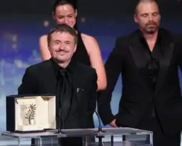 Succes românesc la Cannes: Filmul ‘Fjord’, regizat de Cristian Mungiu, a câştigat trofeul Palme d’Or Succes românesc la Cannes: Filmul ‘Fjord’, regizat de Cristian Mungiu, a câştigat trofeul Palme d’Or