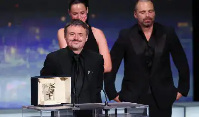 Succes românesc la Cannes: Filmul ‘Fjord’, regizat de Cristian Mungiu, a câştigat trofeul Palme d’Or Succes românesc la Cannes: Filmul ‘Fjord’, regizat de Cristian Mungiu, a câştigat trofeul Palme d’Or