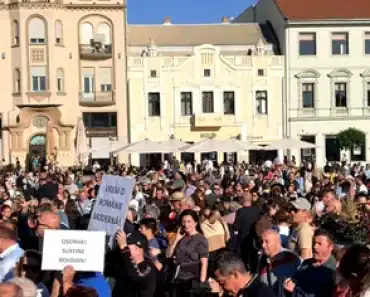 La Oradea, mitingul “spontan” pro-Bolojan a fost de fapt organizat de PNL. Organizația liberală Bihor a mobilizat tot activul de partid: prefect, primari, consilieri sau membri simpli. Mulți au fost aduși cu autocarele din județ