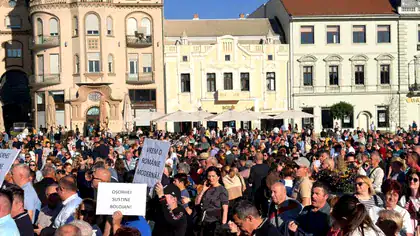 La Oradea, mitingul “spontan” pro-Bolojan a fost de fapt organizat de PNL. Organizația liberală Bihor a mobilizat tot activul de partid: prefect, primari, consilieri sau membri simpli. Mulți au fost aduși cu autocarele din județ