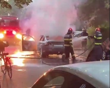 VIDEO: O mașină a luat foc în mers, în Ploiești