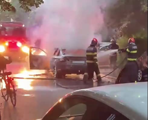 VIDEO: O mașină a luat foc în mers, în Ploiești
