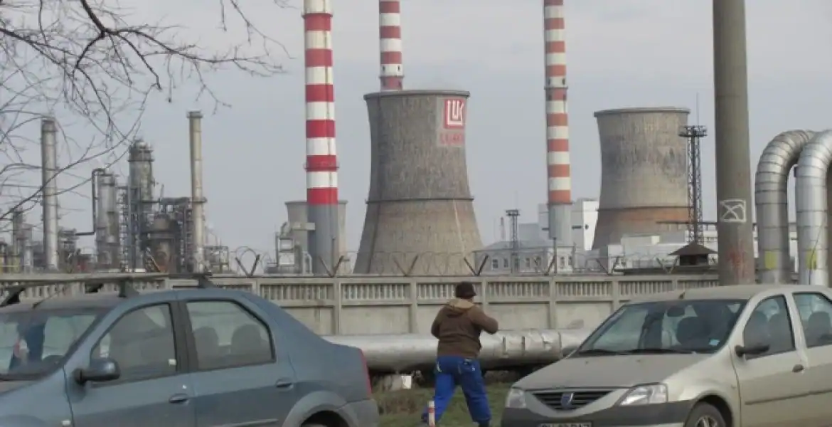 Aer curat în Ploiești după închiderea rafinăriei Lukoil. Toți senzorii sunt „pe verde”! Garda de Mediu măsluia măsurătorile când funcționa rafinăria?