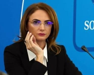 ÎCCJ ACUZĂ: MANIPULĂRILE GUVERNULUI NU POT ASCUNDE SĂRĂCIREA ROMÂNILOR – Instanța supremă îl demască pe Ilie „Sărăcie” Bolojan: „Demonizarea sistematică a justiției și transformarea magistraților în ținte publice nu rezolvă problemele economice și sociale ale cetățenilor, ci urmărește deturnarea atenției de la lipsa unor soluții reale și de la responsabilitatea Guvernului pentru degradarea nivelului de trai al populației” ÎCCJ ACUZĂ: MANIPULĂRILE GUVERNULUI NU POT ASCUNDE SĂRĂCIREA ROMÂNILOR – Instanța supremă îl demască pe Ilie „Sărăcie” Bolojan: „Demonizarea sistematică a justiției și transformarea magistraților în ținte publice nu rezolvă problemele economice și sociale ale cetățenilor, ci urmărește deturnarea atenției de la lipsa unor soluții reale și de la responsabilitatea Guvernului pentru degradarea nivelului de trai al populației”