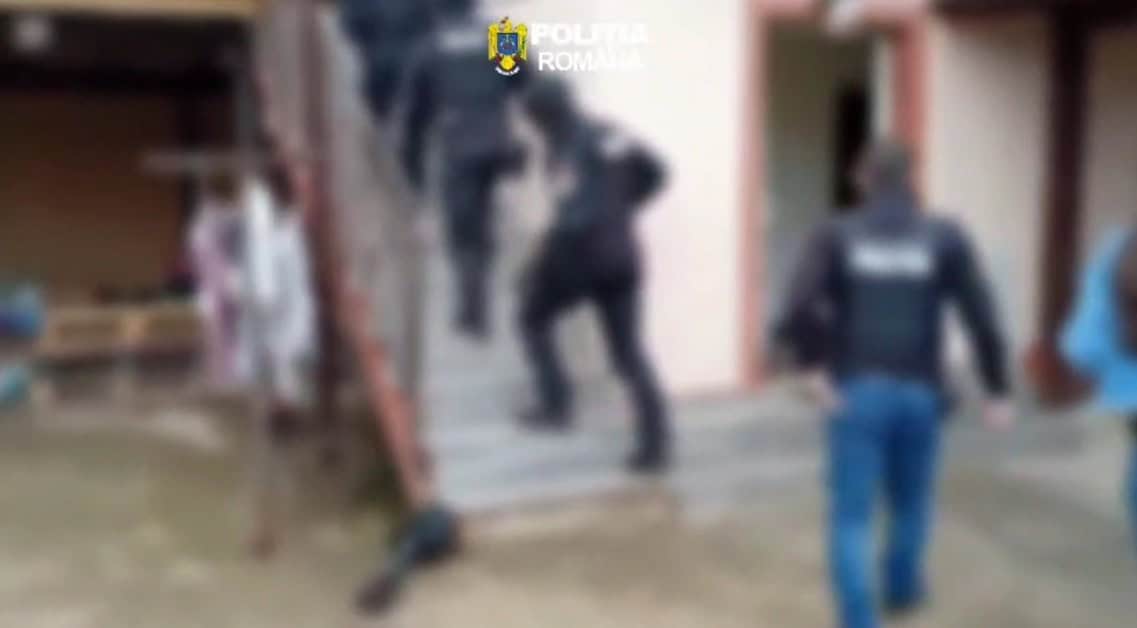 VIDEO: Cum a făcut un escroc din Ploiești peste 100 de mii de euro. Bărbatul a fost săltat de mascați