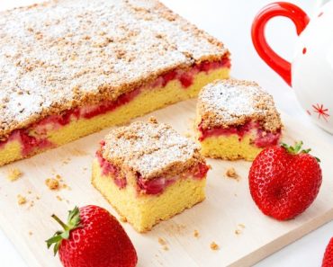 Prajitura rasturnata cu capsuni si biscuiti Prajitura rasturnata cu capsuni si biscuiti