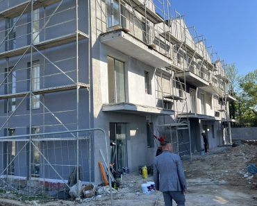 Primăria Băicoi: Implementarea proiectului prin care se construiesc apartamente cu destinație pentru tinerii din orașul Băicoi,intră în linie dreaptă
