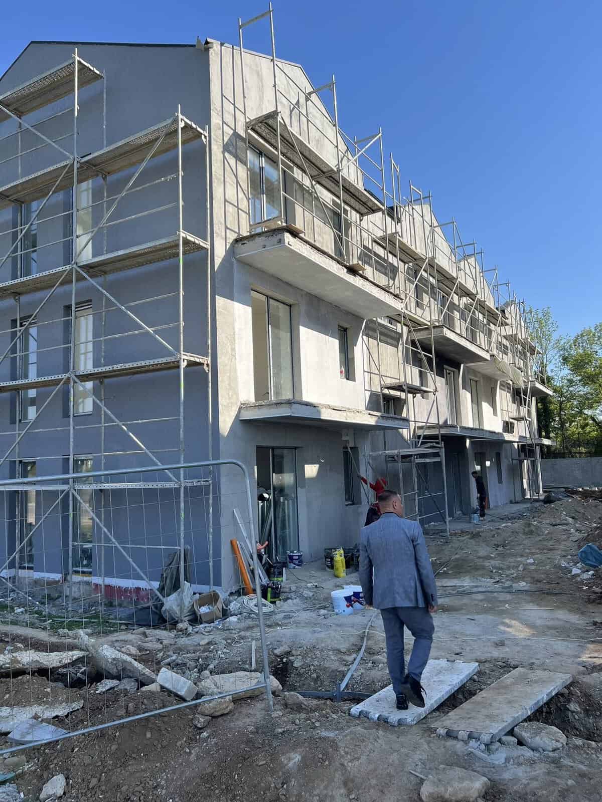 Primăria Băicoi: Implementarea proiectului prin care se construiesc apartamente cu destinație pentru tinerii din orașul Băicoi,intră în linie dreaptă