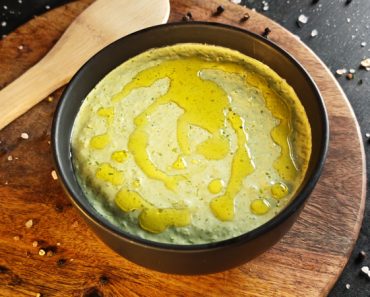 Sos de usturoi verde – rețetă rapidă, aromată și perfectă pentru orice preparat