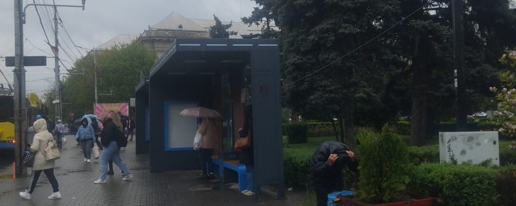 Plouă în stațiile „inteligente” de zeci de mii de euro! În curând, băncile și panourile vor ajunge la gunoi