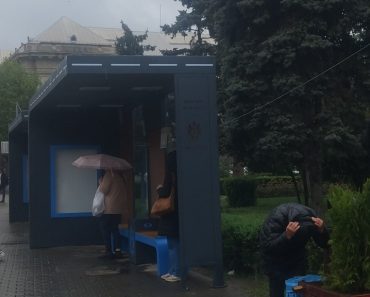 Plouă în stațiile „inteligente” de zeci de mii de euro! În curând, băncile și panourile vor ajunge la gunoi