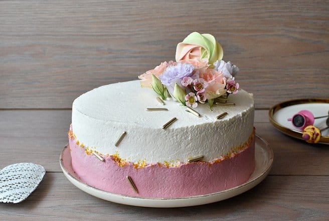 Tort cu crema de fistic, ciocolata si zmeura