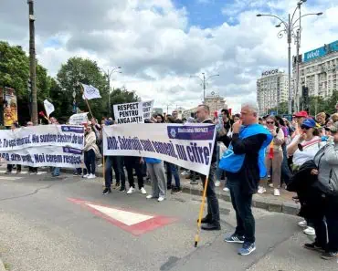 Angajații unei mari bănci din România au protestat în fața sediului central. Negocierile pentru noul contract de muncă au ajuns într-un punct critic: „Fără noi, banca nu există” Angajații unei mari bănci din România au protestat în fața sediului central. Negocierile pentru noul contract de muncă au ajuns într-un punct critic: „Fără noi, banca nu există”