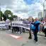 Angajații unei mari bănci din România au protestat în fața sediului central. Negocierile pentru noul contract de muncă au ajuns într-un punct critic: „Fără noi, banca nu există”