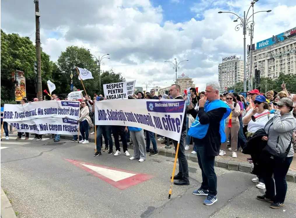Angajații unei mari bănci din România au protestat în fața sediului central. Negocierile pentru noul contract de muncă au ajuns într-un punct critic: „Fără noi, banca nu există”