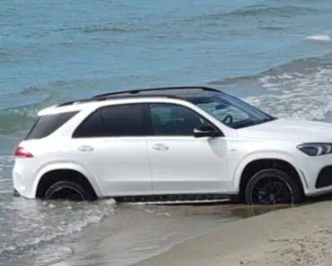 Scene incredibile pe litoral! Doi șoferi au intrat cu mașinile direct pe plajă, unul dintre ei a fost surprins chiar la marginea apei