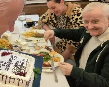 Ospăț princiar! Cine l-a răsfățat pe Irinel Columbeanu cu tort, caracatiță și cârnăciori oltenești, de ziua lui. A fost invitată și asistenta medicală: „Nu l-a scăpat din ochi!”