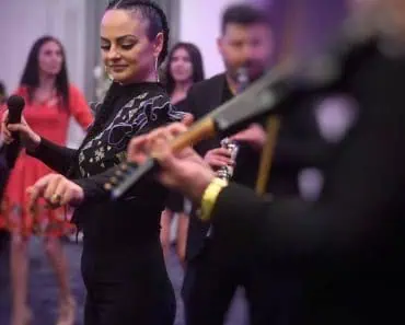 Cântăreață de muzică populară, protejată de instanță după ce ar fi fost lovită de soț: „Copilul tremura de groază”