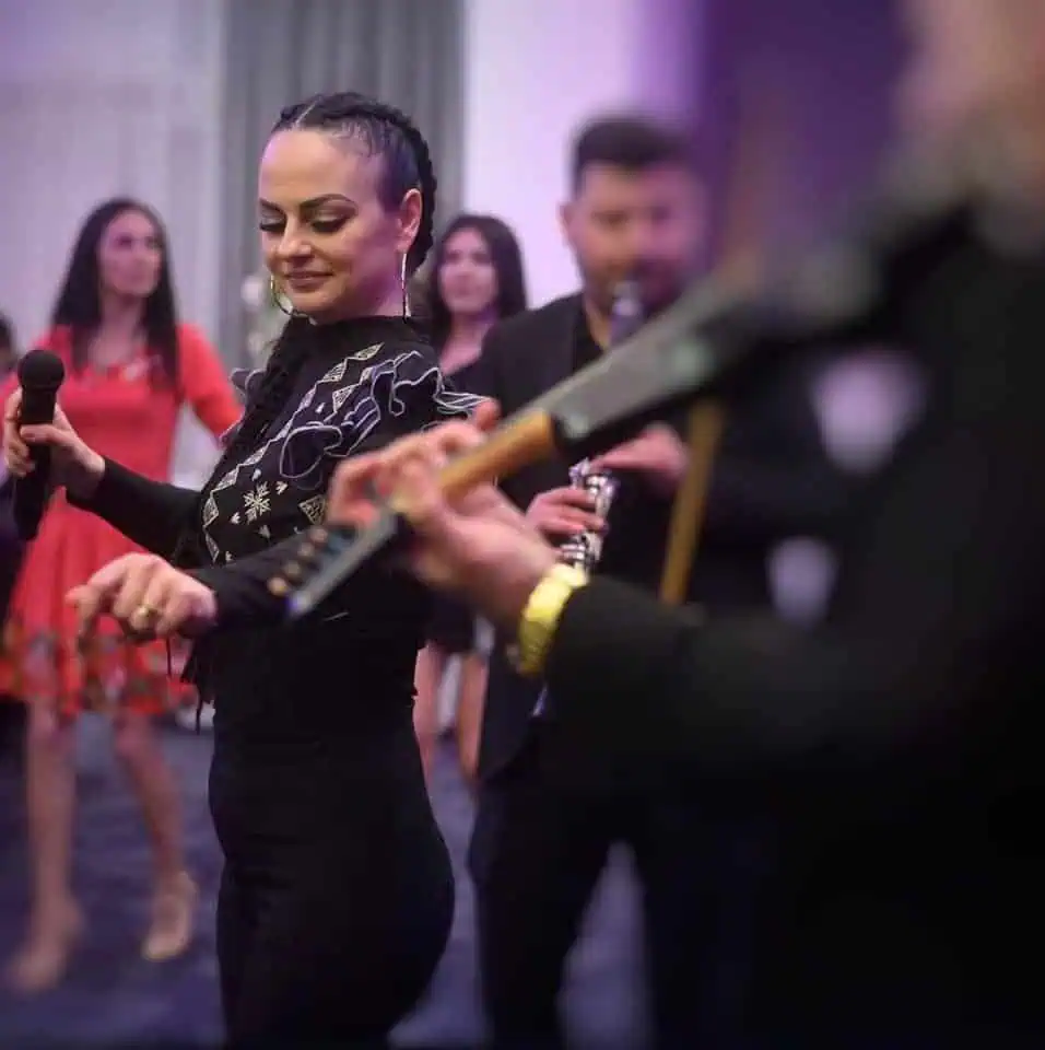 Cântăreață de muzică populară, protejată de instanță după ce ar fi fost lovită de soț: „Copilul tremura de groază”