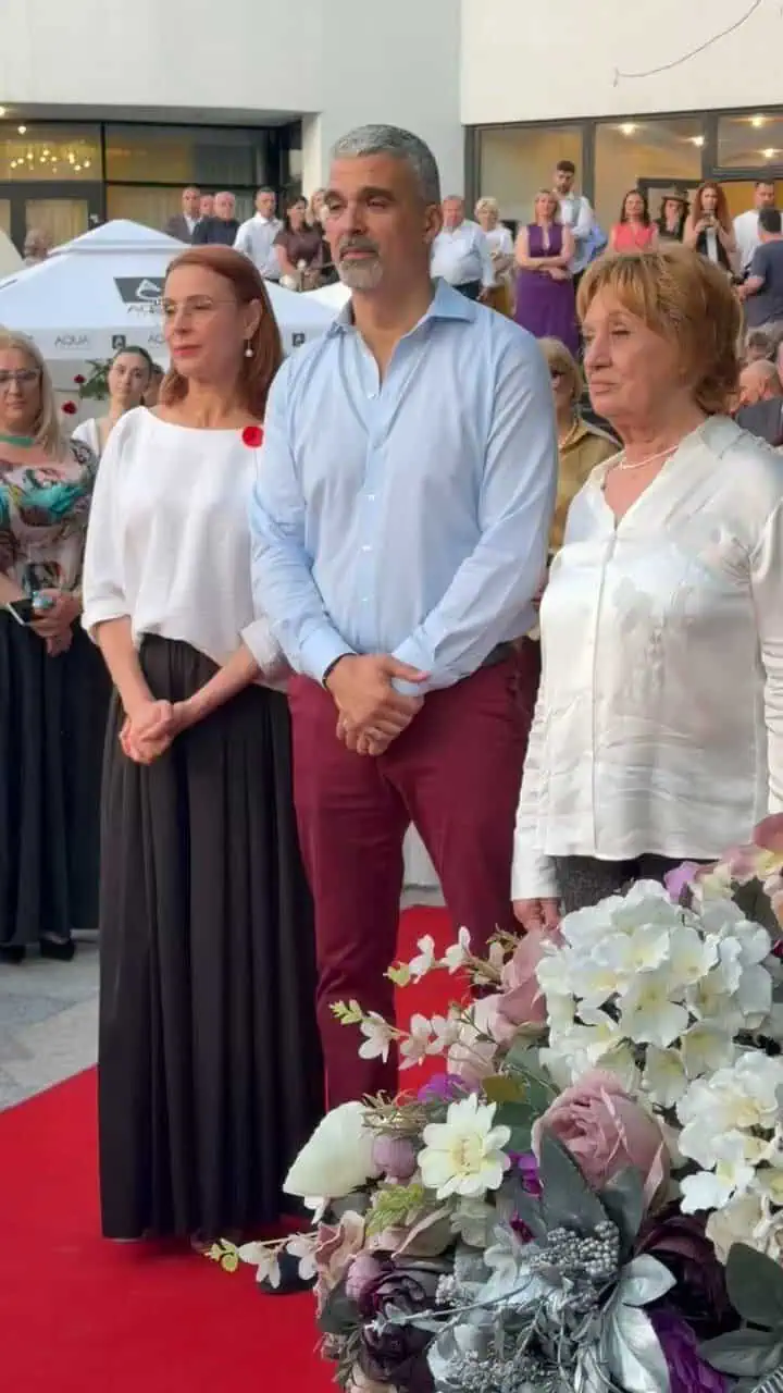 Ce meniu a avut Aurelian Temișan la reinterpretarea nunții cu Monica Davidescu. Preotul care i-a cununat acum 20 de ani a oficiat o nouă slujbă lângă piscină