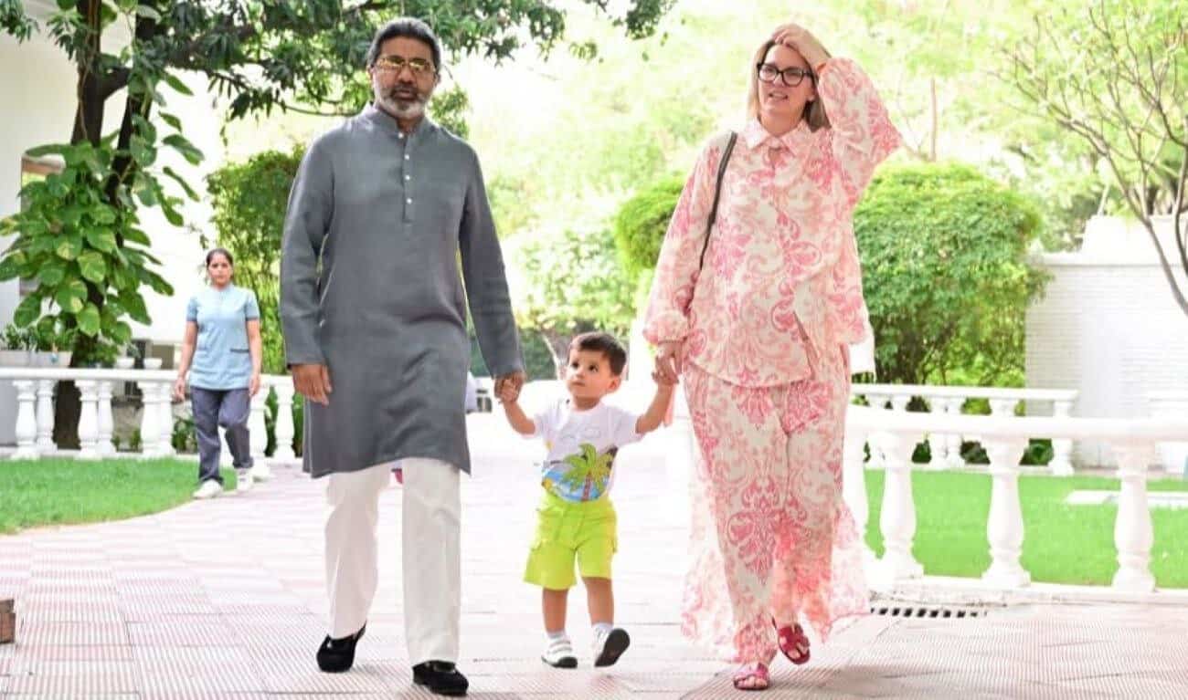 Anca Verma a născut al treilea copil! Primele imagini cu cea mai bogată româncă din India și familia ei