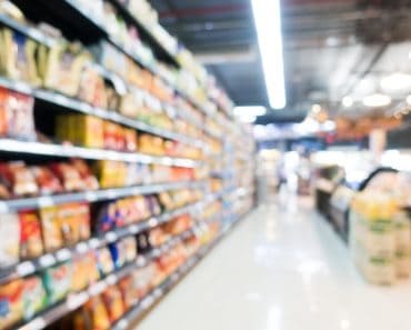 Imagini incredibile dintr-un supermarket din România: o familie s-a filmat în timp ce desfăcea produse și le punea înapoi pe raft. „Vă arătăm cum se mănâncă pe gratis”