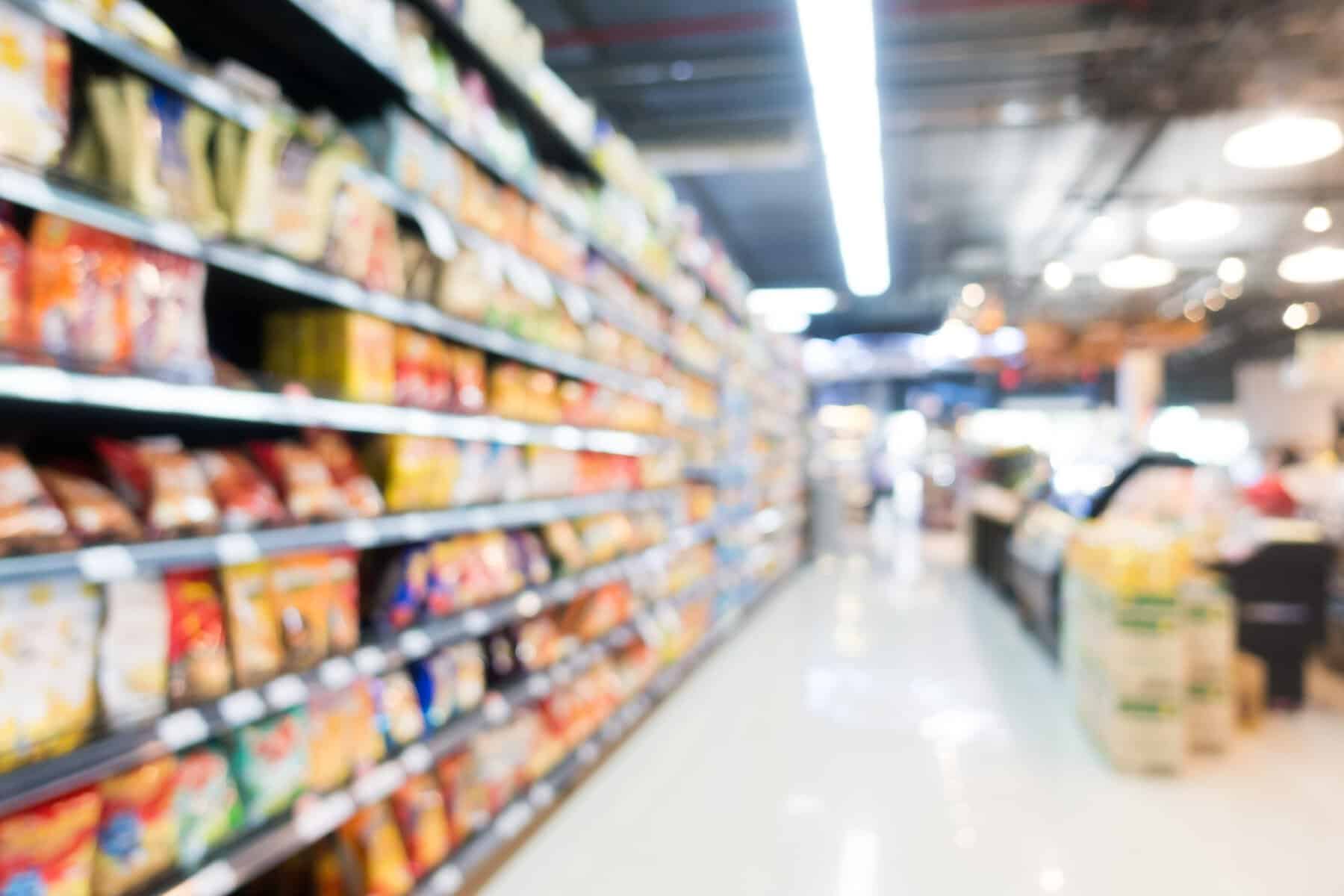 Imagini incredibile dintr-un supermarket din România: o familie s-a filmat în timp ce desfăcea produse și le punea înapoi pe raft. „Vă arătăm cum se mănâncă pe gratis”