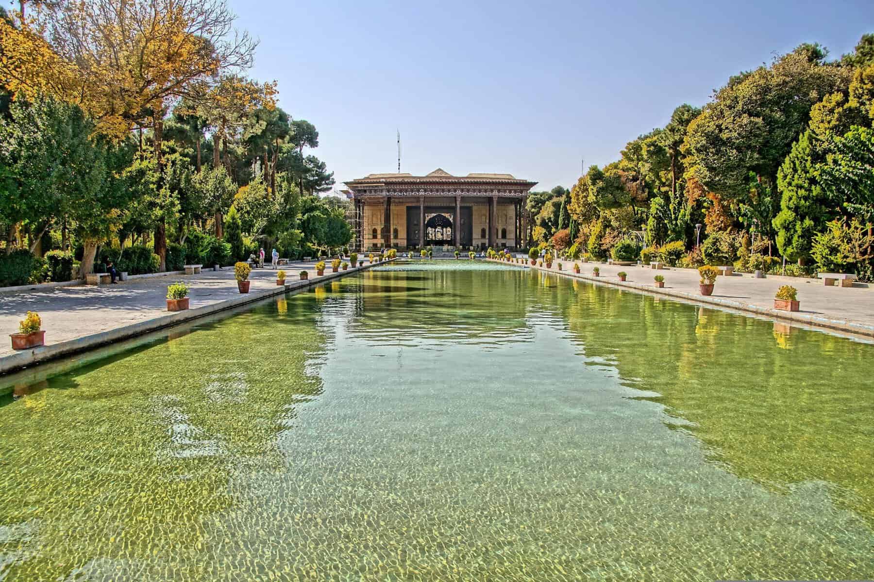 Una dintre cele mai spectaculoase iluzii arhitecturale din lume: Palatul celor 40 de coloane, dintre care doar 20 există