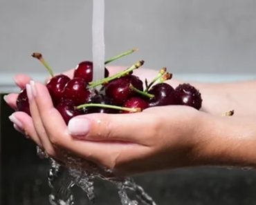 5 fructe pe care nu ar trebui să le speli înainte de a le pune în frigider. Se vor strica mult mai repede