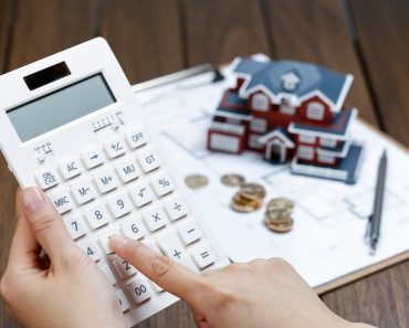 „Prețurile locuințelor vor scădea cu 50%”. Cum explică acest fenomen un fost director de bancă