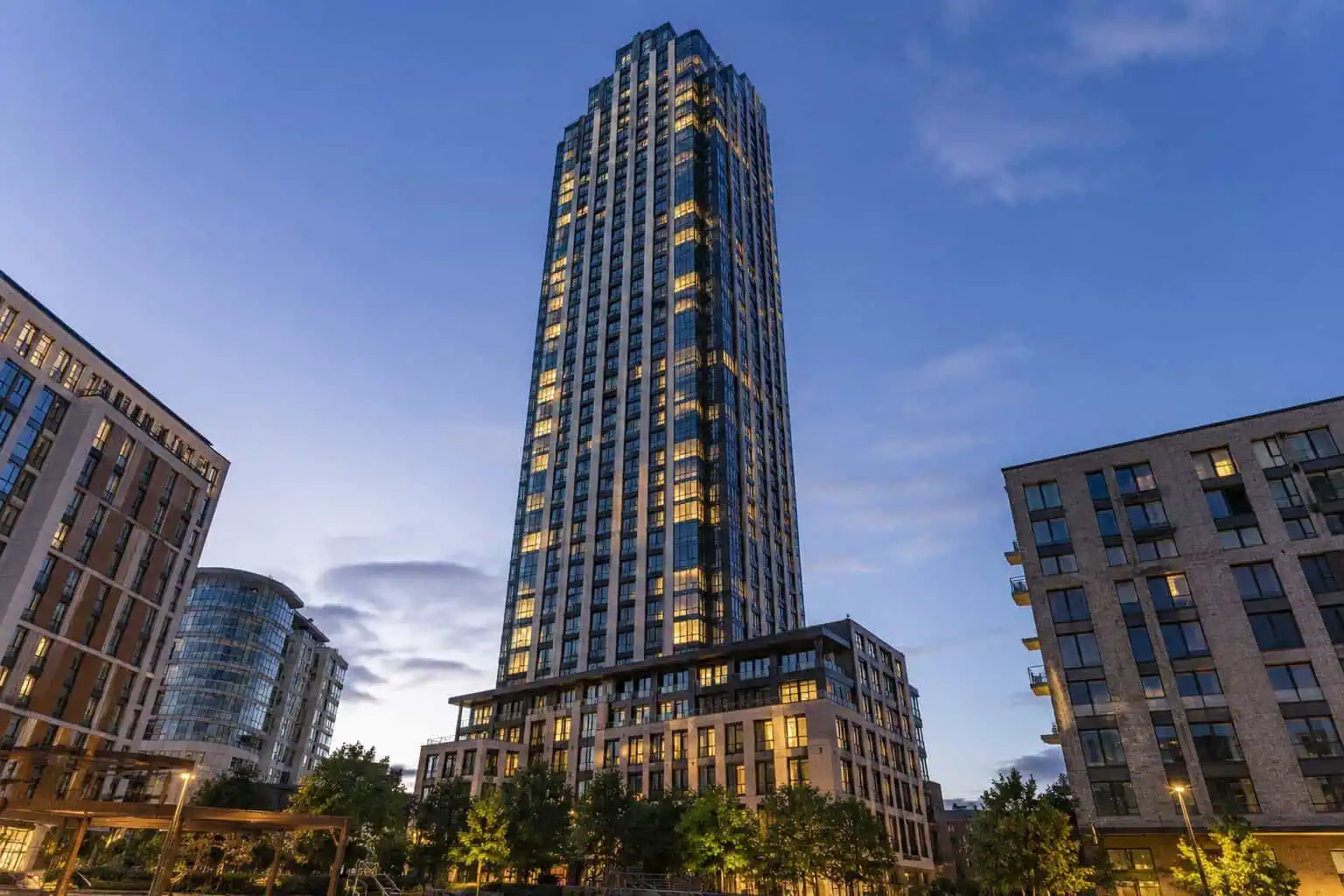Mister într-un bloc rezidențial de lux din Londra. Ce se știe despre familia găsită fără viață după ce au căzut de la etajul 36. „Am auzit țipete și strigăte în ultimele două săptămâni”